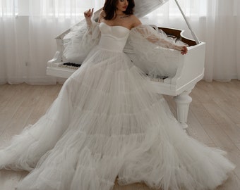 Weiß abgestufte Tüll Brautkleid, Strandhochzeitskleid, Rüschen Brautkleid, Braut Fotoshooting, Couture-Hochzeit Tüllkleid, glamouröse Hochzeit