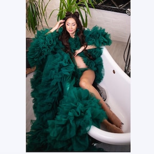 Emerald green maternity dress for mom to be photoshoot