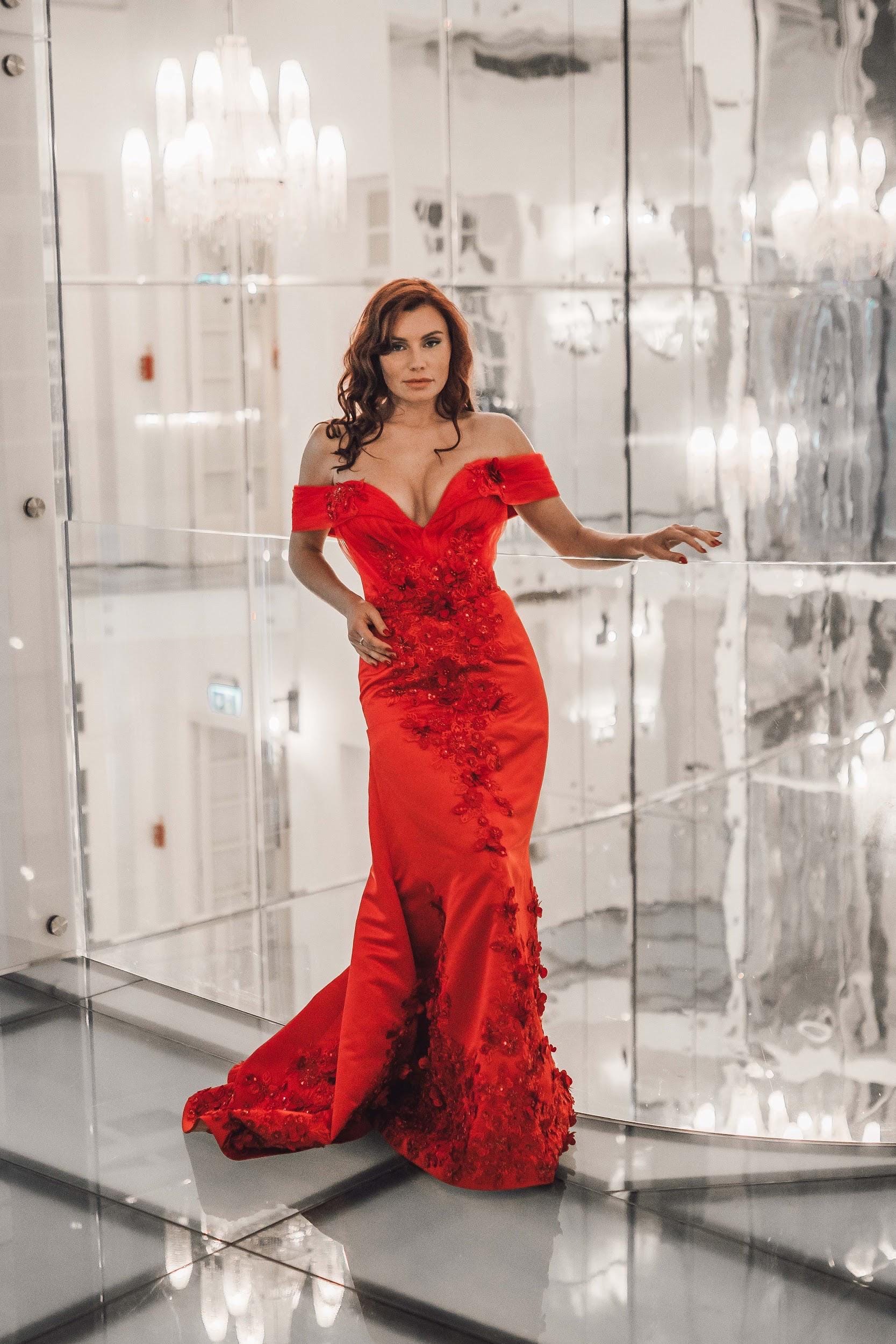 Elegant Red Off Shoulder Dresses for Women Ideal Bridesmaid Outfit - Evening Gown with Floral Applique - Formal Fitted Maid of Honor Gown