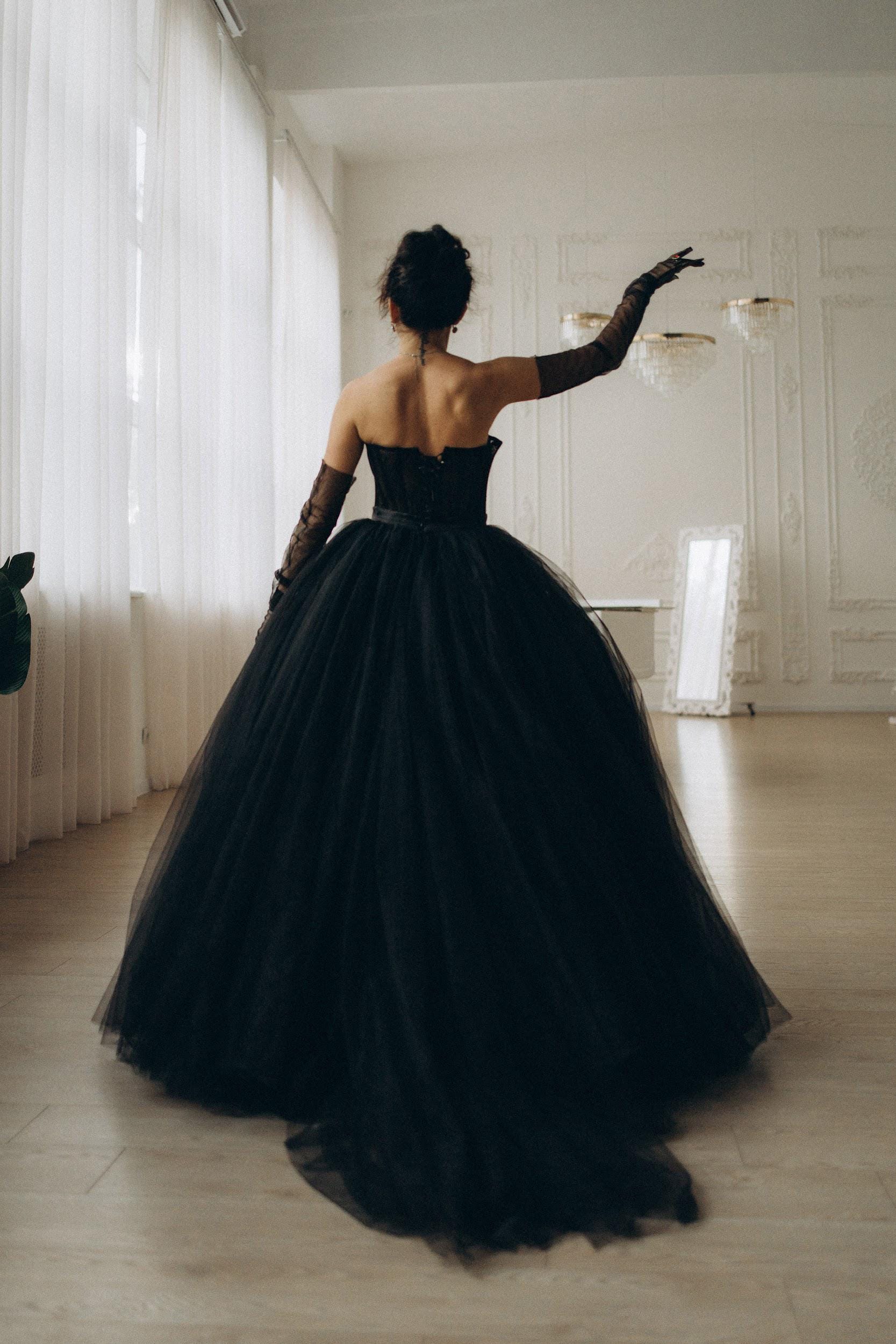 黒のウェディングドレス、ストラップレスのボールガウン、キンセア