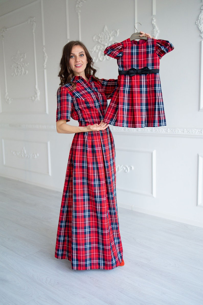 Vestido de tartán rojo, vestido de Navidad de madre hija, atuendo navideño a juego, vestido a cuadros rojo, vestido de mamá y yo, vestido de sesión de fotos de Navidad imagen 2