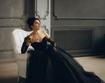 黒のウェディングドレス、ストラップレスのボールガウン、キンセア