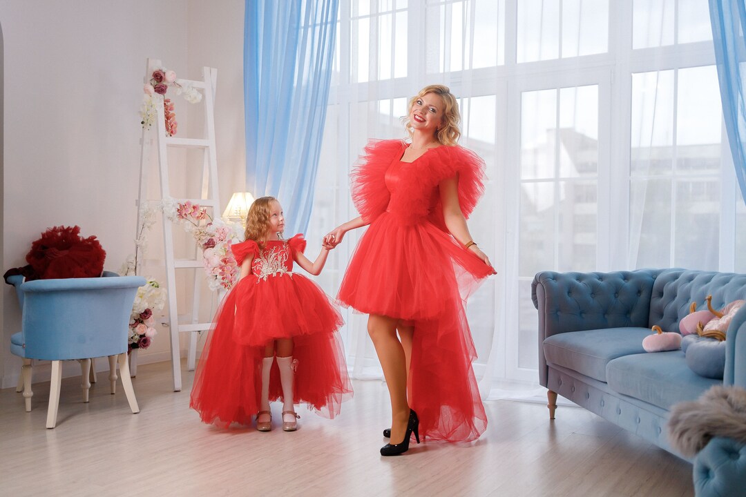 Vestidos de tutu vermelhos para mamãe e eu para sessão de fotos de