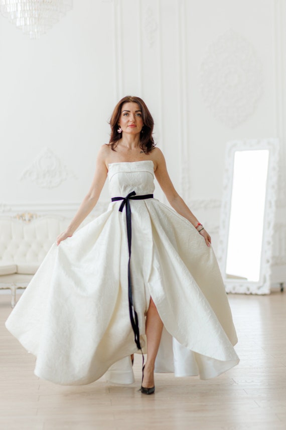fitted lace wedding dress Amazon.com: Womens Tube Top Ivory Wedding Dresses for Bride Short Satin  Simple Mini Formal Wedding Dress with Pockets Petite A Line Rehearsal  Dinner Dress for Bride US0 : Clothing, Shoes & Jewelry