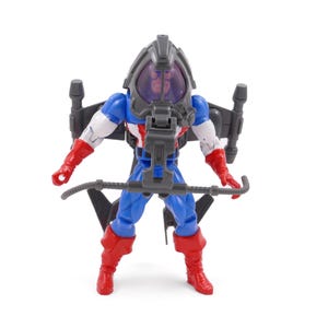 Pode incluir: Figura de a&ccedil;&atilde;o do Capit&atilde;o Am&eacute;rica com um jetpack e um capacete. A figura est&aacute; vestida com um traje azul, branco e vermelho com luvas e botas vermelhas. O jetpack &eacute; preto e cinza, e o capacete tem uma viseira transparente.