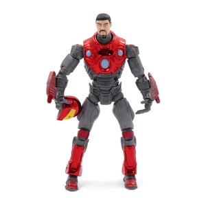 Op de afbeelding: Gedetailleerd actiefiguur van een superheld in een rood en grijs pantser. Het figuur houdt een helm vast en heeft een serieuze uitdrukking. Het figuur staat op een witte achtergrond. Het pantser van het figuur heeft een metallic glans.