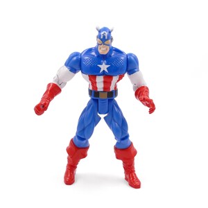 Pode incluir: Uma figura de a&ccedil;&atilde;o do Capit&atilde;o Am&eacute;rica em pose de p&eacute;. A figura &eacute; predominantemente azul, vermelha e branca, com uma estrela no peito. Possui um capacete azul com detalhes brancos e luvas e botas vermelhas. A figura tem cerca de 15 cm de altura.