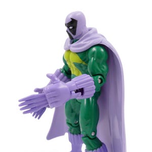 Puede incluir: Una figura de acci&oacute;n verde con capucha, capa y guantes morados. La figura tiene un torso amarillo y verde y detalles faciales negros. La figura posa con las manos extendidas.