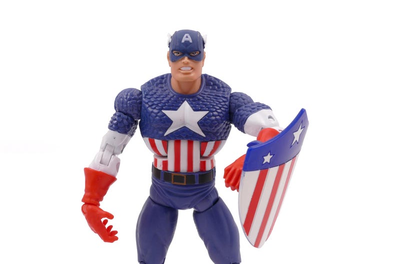 K&ouml;nnte beinhalten: Captain America Actionfigur, mit einem blauen und wei&szlig;en Stern auf der Brust, einem blauen Helm mit einem wei&szlig;en "A" und einem Schild mit roten und wei&szlig;en Streifen. Die Figur tr&auml;gt einen blauen Anzug mit roten Handschuhen.