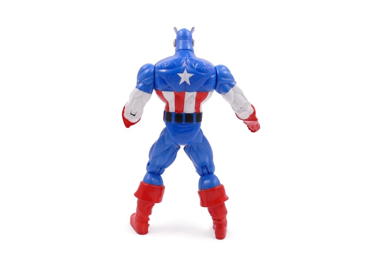 Pode incluir: Figura de a&ccedil;&atilde;o do Capit&atilde;o Am&eacute;rica azul, vermelho e branco, vista de tr&aacute;s. A figura tem um capacete azul, bra&ccedil;os brancos e botas vermelhas. As costas apresentam uma estrela branca sobre fundo azul e listras vermelhas e brancas.