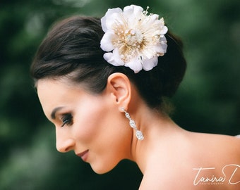 Bridal hairpiece, ivory wedding hair accessory, flower comb, flower clip, wedding flower fascinator that you'll love. Click to explore more!