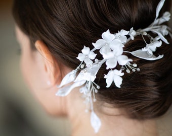 Vite per capelli di cristallo da sposa bianca, pettine di fiori da sposa bianco, copricapo di fiori da sposa bianco che adorerai. Esplora di più!