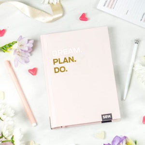 Pianificatore di produttività/Sogno motivazionale. Piano. Fare. Agenda / Visualizzazione agenda giornaliera e settimanale senza data / Agenda con copertina rigida / Rosa