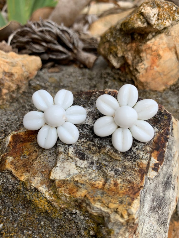 1960’s White Daisy Clip On Earrings