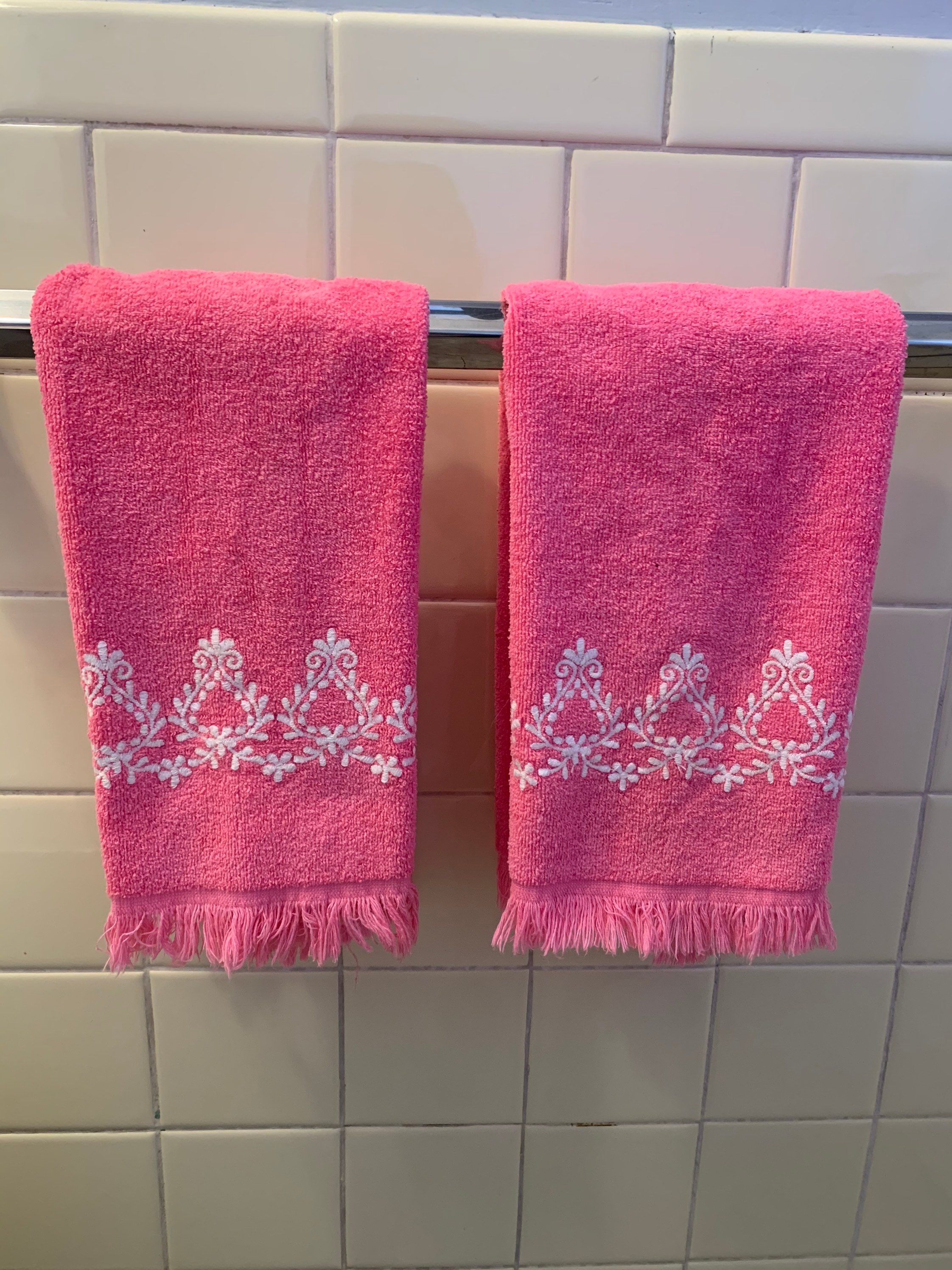 pink and white hand towels