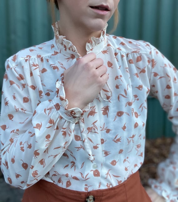 1970’s Orange & White Tie Neck Ruffle Blouse - image 10