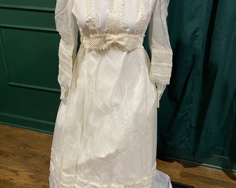 Robe de mariée et nuisette des années 1970