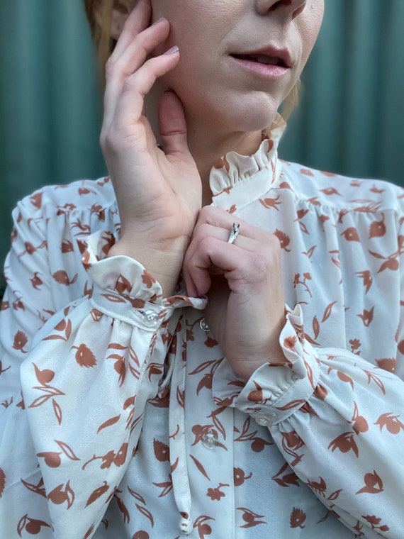 1970’s Orange & White Tie Neck Ruffle Blouse - image 8