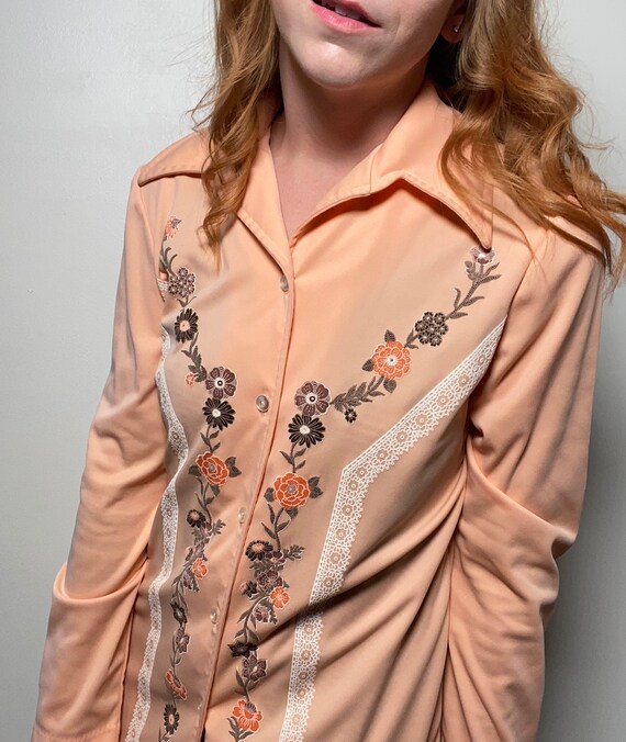 1970’s Peach Floral & Lace Blouse - image 9