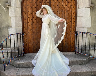 1960’s Antique Lace Wedding Dress