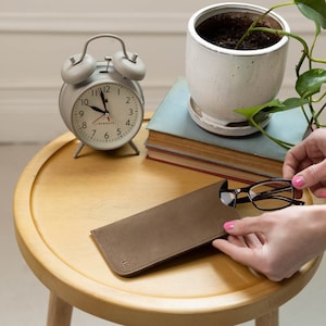 Etui à lunettes en cuir personnalisé. Etui pour lunettes de soleil en cuir. Housse en cuir personnalisée. Cadeau de fin d'études. Étui à lunettes monogrammé