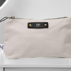 Spersonalizowana kosmetyczka Northwind z płótna z naszywką ze skóry, z wytłoczonymi inicjałami, ręcznie robiona w USA, kosmetyczka, prezent dla kobiet