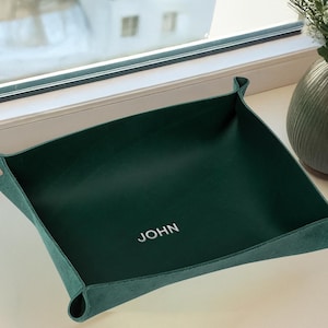 Northwind Bandeja de Cuero Personalizada con Remaches, Valet Grabado de Grano Completo Hecho en USA para Escritorio