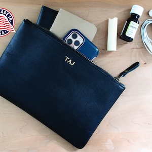 Bolsa de viaje personalizada con cremallera. Estuche multiusos personalizado. Bolso de cuero. Cartera con monograma. Bolso de dama de honor. Regalo para despedida de soltera. Hecho en EE. UU.