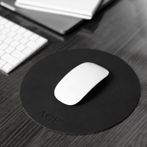 Personalisiertes Rundes Leder Mousepad. Vollnarbenes Premium-Leder. WDF Schreibtischunterlage. Büro Geschenk. Werbegeschenk. Kreis Maus Pad.