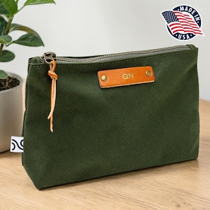 Northwind Bolsa Cosmética de Lona Personalizada con Parche de Cuero, Iniciales Grabadas, Hecha a Mano en EE.UU.