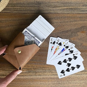 Estuche de cuero personalizado para naipes. Estuche de cuero para naipes. Naipes monogramados. Estuche de cuero grabado. Naipes incluidos. Hecho en EE. UU.