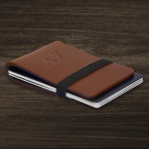 Leder Geldbeutel mit Monogramm und Gummiband. Hochwertiges Echtleder. Personalisierter Kartenhalter. Pflanzlich gegerbtes Leder.