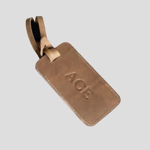 Gepersonaliseerde leren bagagelabel met plastic hoesbeschermer. Op maat gemaakt leren kofferlabel. Klassiek leren bagagelabel.