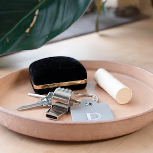 Personalized Round Leather Valet Tray – Molded Catchall Dish, Minimalist Desk Organizer, Custom Jewelry Tray, Veg Tan Leather Gift