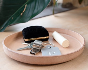 Round Molded Leather Valet Tray. Desk Organizer. Jewelry Tray. Personalized Valet Tray. Minimalist Catch All Tray. Veg Tanned Leather Tray