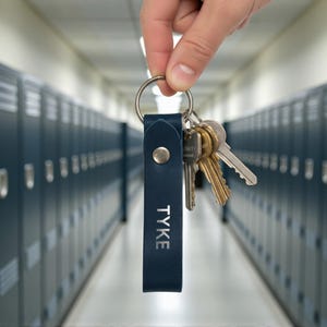 Northwind Personalisierter Leder Schlüsselanhänger, Individueller Initial Monogram Schlüsselanhänger, Handgemacht in den USA, Vollnarbenleder Geschenk für Herren