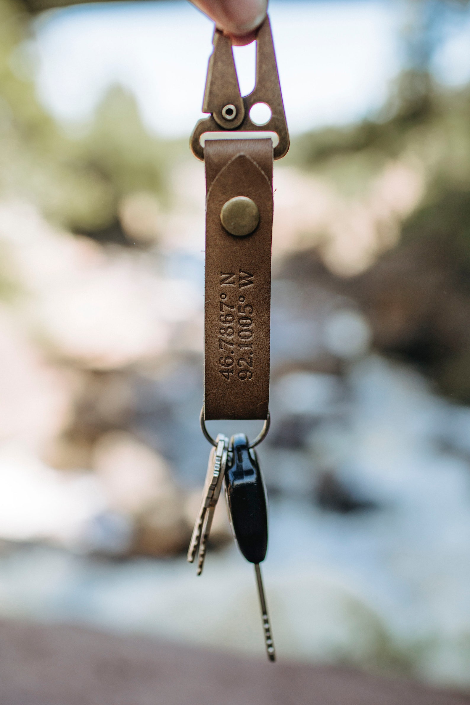 20 Unique travel Gift ideas for Serious Travelers (2023) 4 Personalized keychain with coordinates as a gift idea