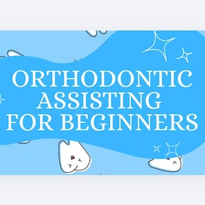 Op de afbeelding: Een lichtblauwe afbeelding met de tekst "ORTHODONTIC ASSISTING FOR BEGINNERS" in het wit. De afbeelding bevat cartoon tanden en sterrenpatronen. De achtergrond is een lichtere tint blauw.