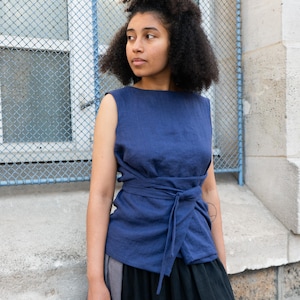 Linnen overslagtop met strikbandjes, asymmetrisch mouwloos shirt met knoop