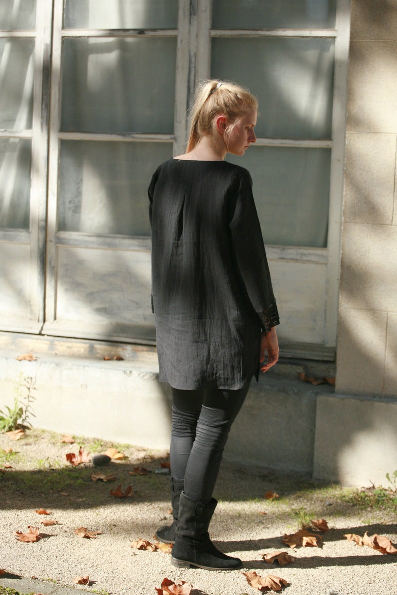 everyday linen wear Dark grey linen tunic with pockets delicate detail in front and lace trims