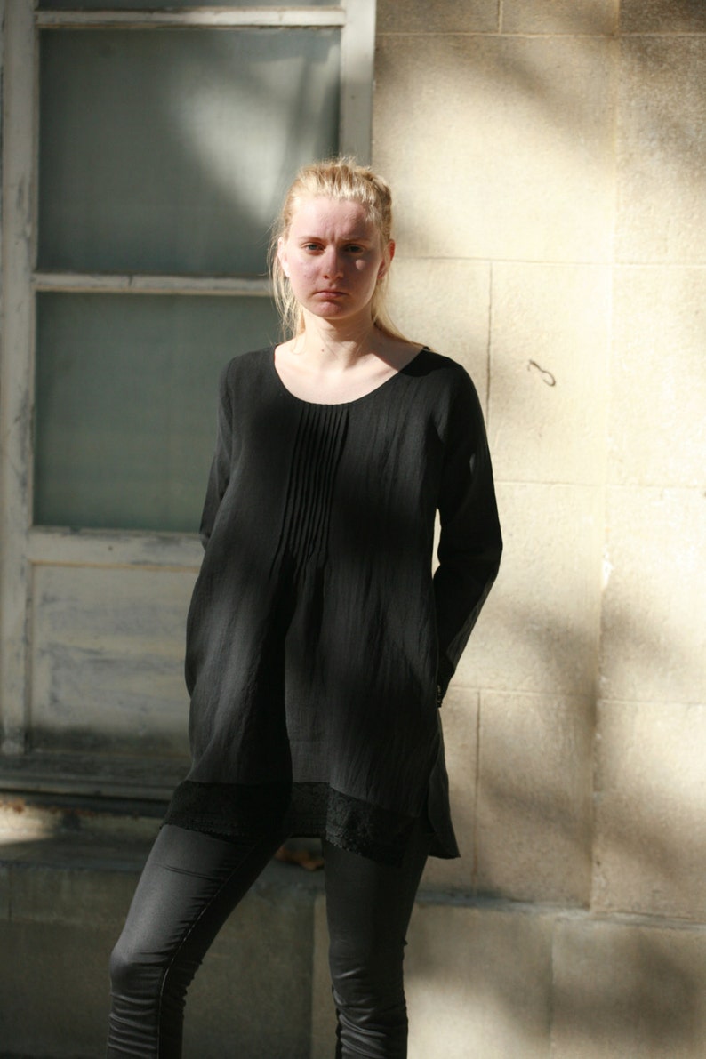 everyday linen wear Dark grey linen tunic with pockets delicate detail in front and lace trims