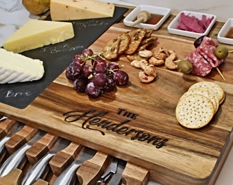 de planches à charcuterie en bois avec ustensiles | de planches à fromage en ardoise avec gravure personnalisée et accessoires | Cadeau nuptiale de douche de mariage