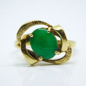 14K Yellow Gold And Green Jade Cabochon Ring Size 7 - X7289