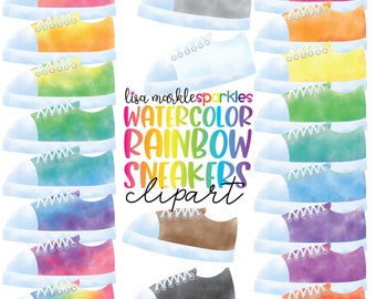 Op de afbeelding: Waterverf regenboog sneakers clipart. Een set van 12 kleurrijke sneakers met witte veters en witte zolen. De sneakers zijn geschilderd in een aquarel stijl met een regenboog gradiënt.