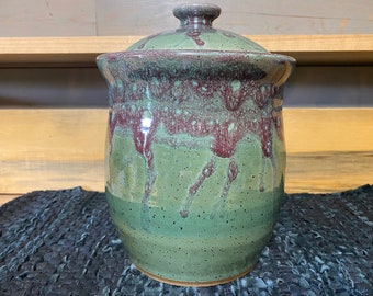 Spring green pottery covered jar