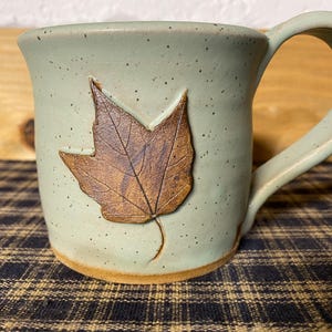 Taza de cerámica color turquesa helado con forma de hoja de arce