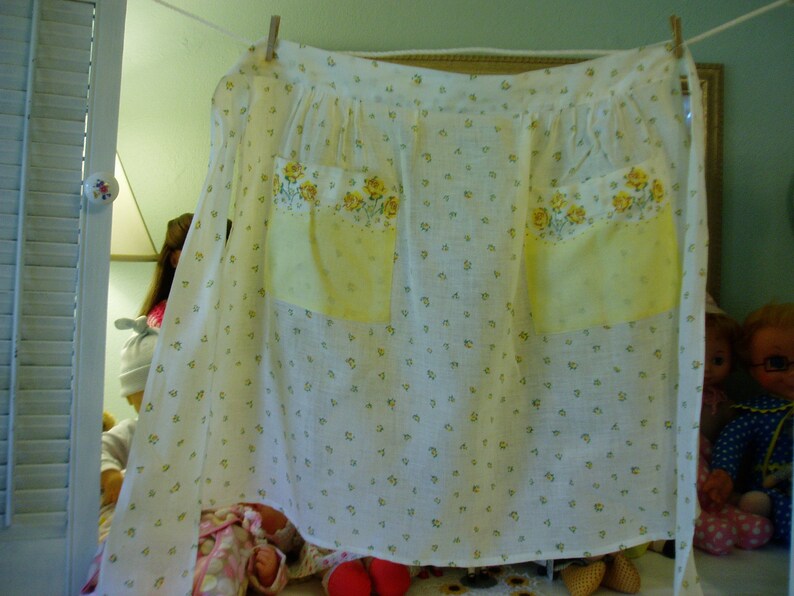 Sweet Yellow /& White Floral Half Apron w Pockets Vintage Linens