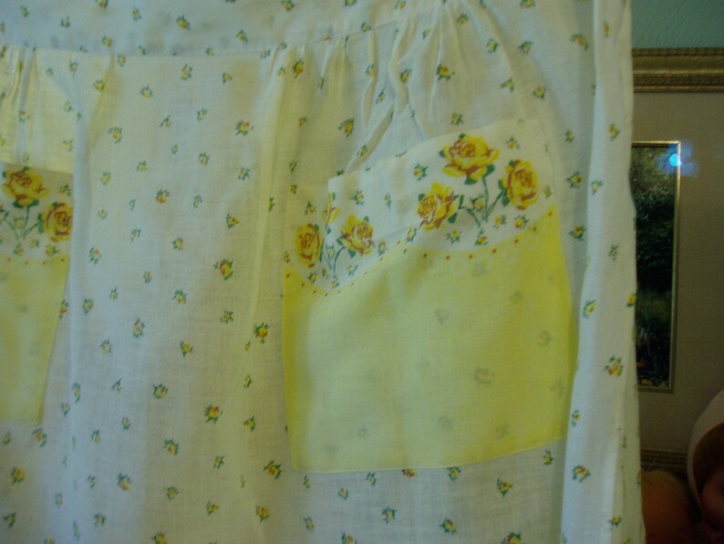 Sweet Yellow /& White Floral Half Apron w Pockets Vintage Linens