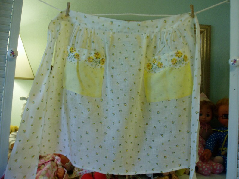 Sweet Yellow /& White Floral Half Apron w Pockets Vintage Linens