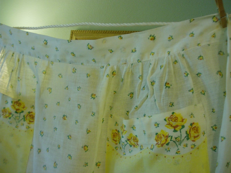 Sweet Yellow /& White Floral Half Apron w Pockets Vintage Linens